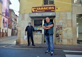 Comerciantes. Alfredo Viana posa en primer término delante de su estanco de Murillo de Río Leza y, detrás, Félix, gerente del supermercado.