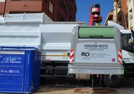 Un camión del servicio de recogida de basura vacía un contenedor de la calle Goya.