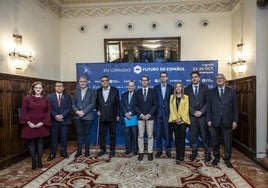 Sergio Ramírez (cuarto por la izquierda) y representantes de los organizadores y colaboradores de Futuro en Español, este miércoles en el Círculo Logroñés.