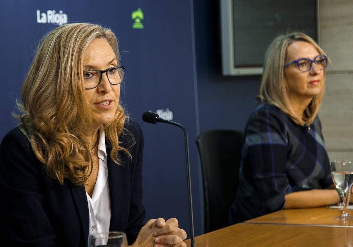 La consejera de Economía, Belinda León; junto con la subdirectora de Relaciones Laborales, Pilar Simón.