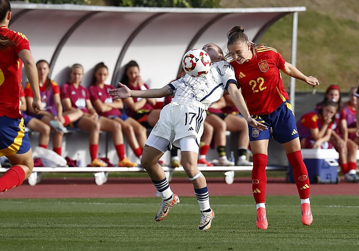 Sara Ortega intenta despejar el balón de cabeza.