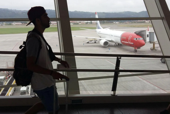 Pasajeros a punto de enbarcar en un vuelo de Norwegian en el aeropuerto de Loiu