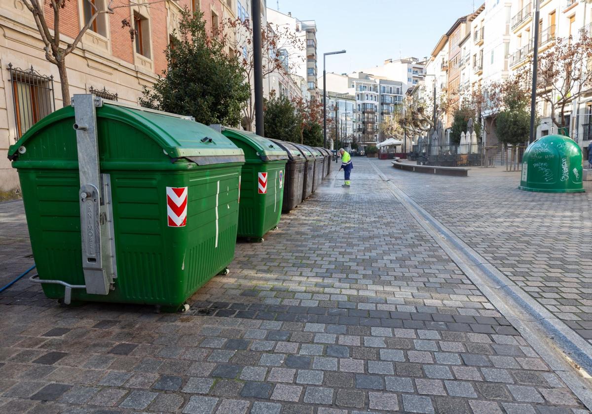 Contenedores de basura en la calle Bretón de los Herreros.