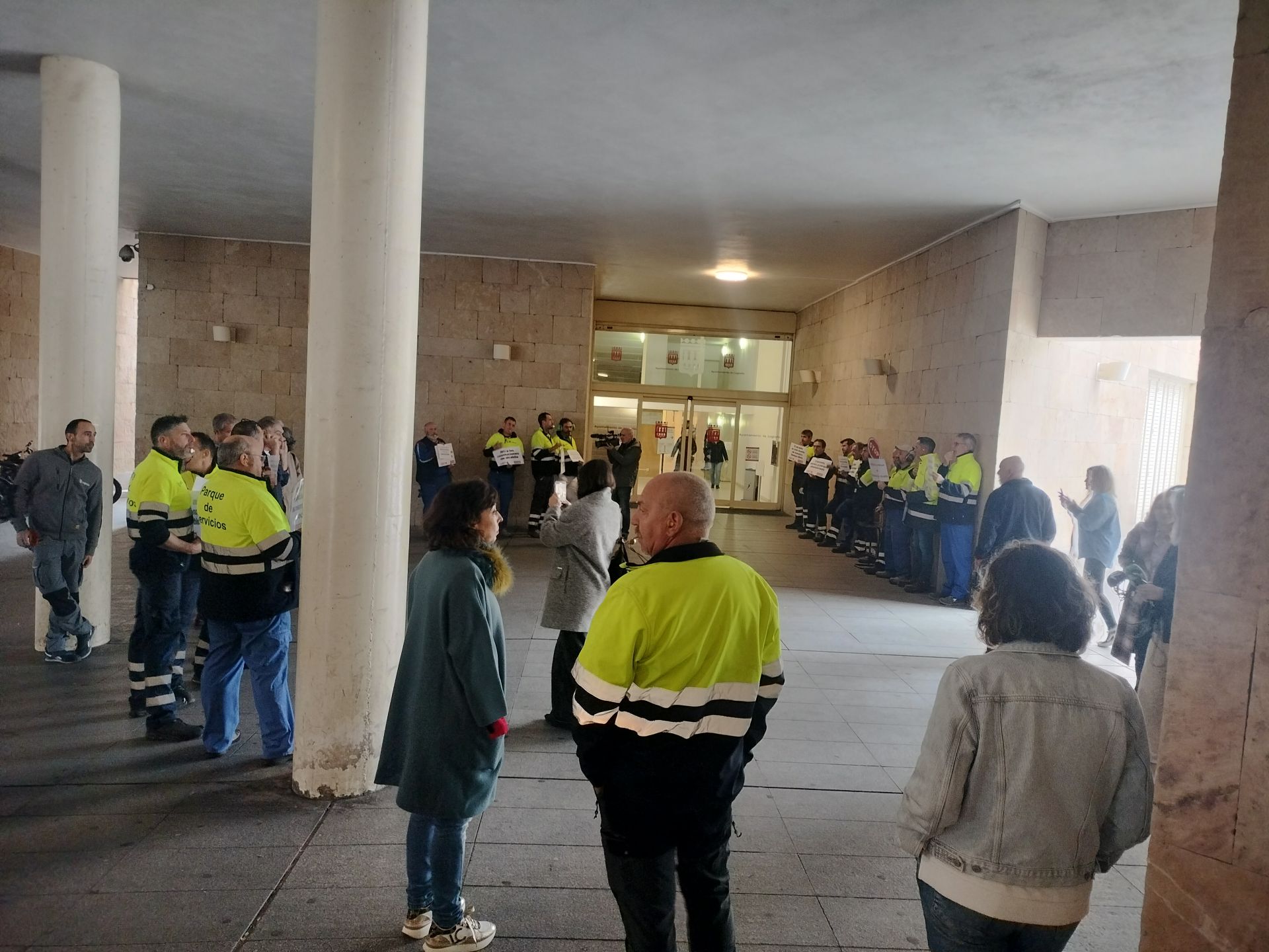 Trabajadores del parque de servicios, concentrados en la puerta del Ayuntamiento.