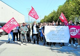 Trabajadores de Masa y TPA y miembros de UGT se concentraron a las puertas de la empresa en el polígono industrial El Sequero.