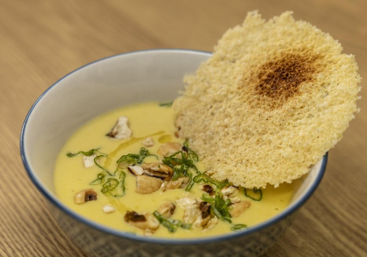 La receta de hoy: crema de maíz con kikos y crujiente de parmesano