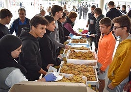 Reparto de tostadas de pan con aceite en la 'pringada' de ayer en el CEO Villa de Autol.