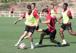 Álvaro Barrero juega el balón presionado por Beñat.