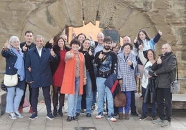 Miembros de la asociación TDAH Rioja posan junto al arco del Revellín, el pasado jueves, tras el acto institucional en el Parlamento de La Rioja.