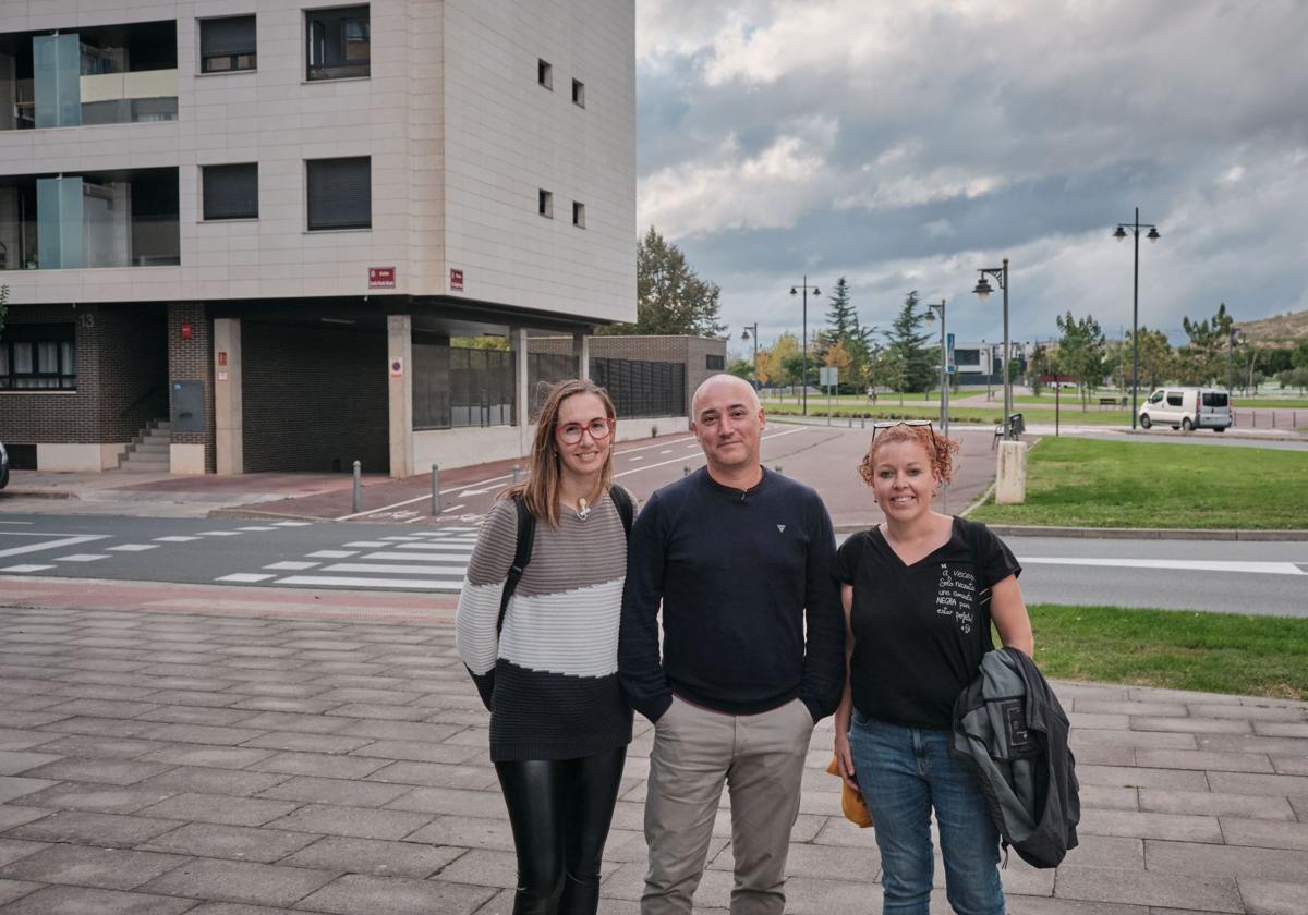 Sara Martínez, José Manuel Mahía y Noelia Espeso, de la asocación de vecinos de El Campillo, delante de una de las abundantes zonas verdes de su barrio.