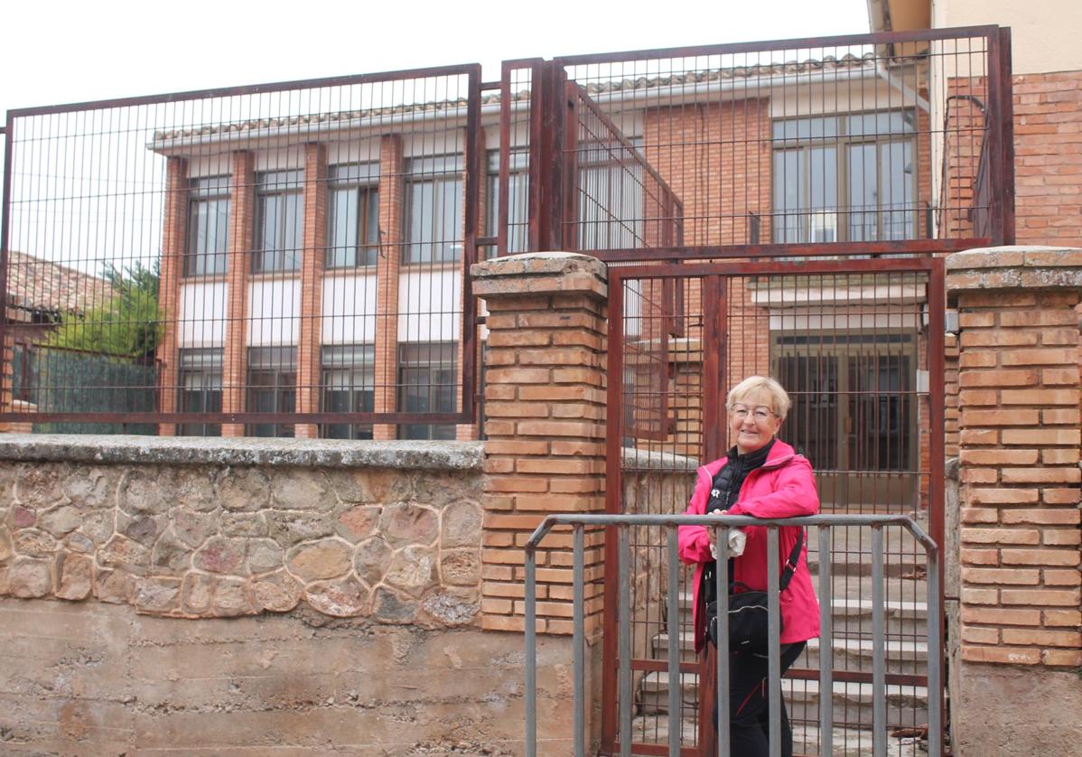 Cantera, portavoz del PSOE, delante del centro educativo.