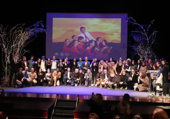 Fotografía de familia de premiados en las distintas categorías de la sección oficial y organización, anoche tras concluir la gala en el Teatro Cervantes arnedano.