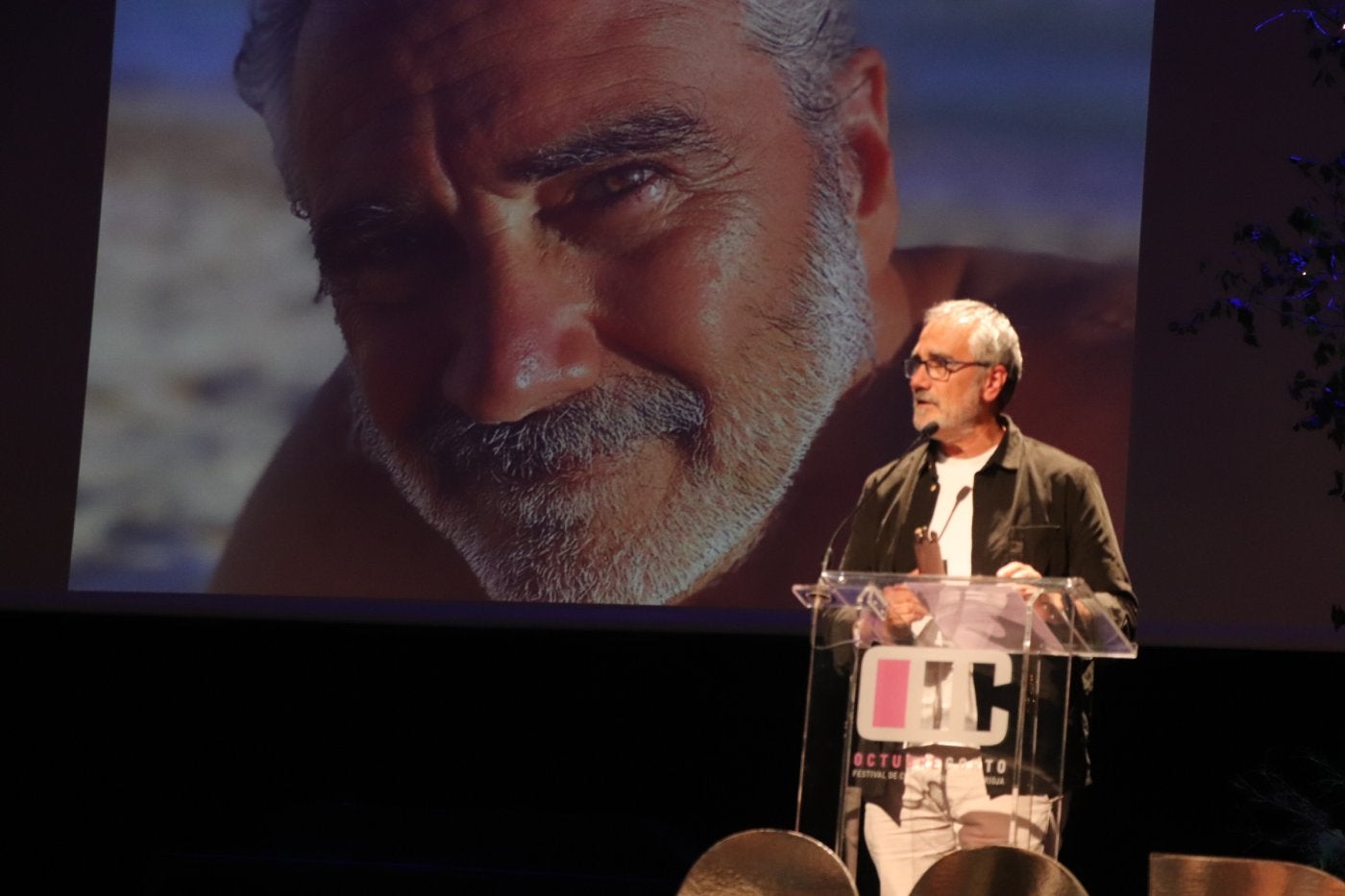 El cineasta Javier Fesser recogió el Premio Ciudad de Arnedo.