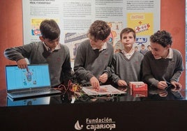 Gael, Mateo, Fabián y Juan, del colegio La Enseñanza, explican su proyecto, un atractivo juego para conocer el aparato digestivo.