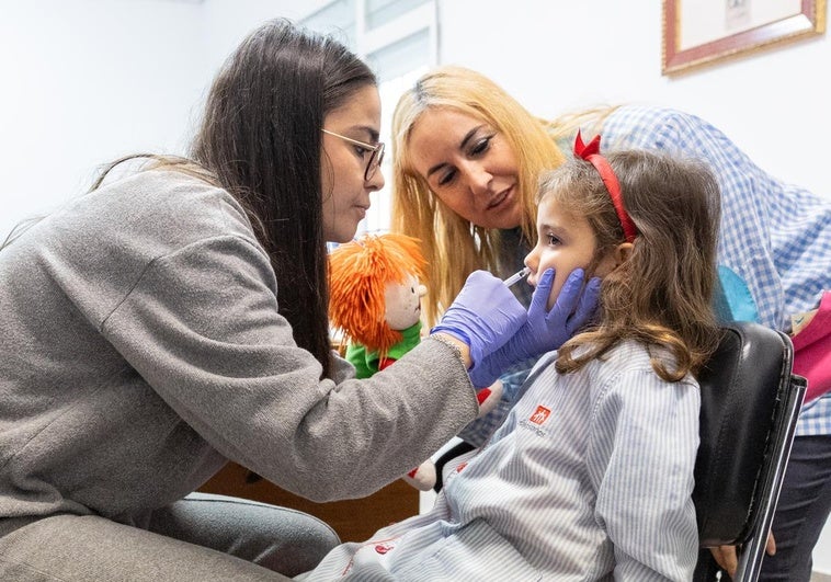 Una alumna del colegio Salesianos Domingo Savio recibe su dosis intranasal.