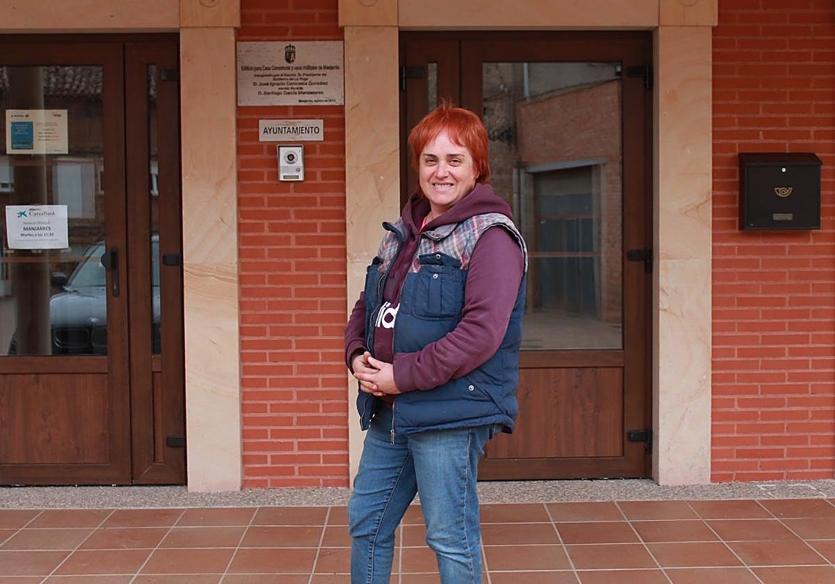 Pilar Martínez, la alcaldesa, posa sonriente delante del Ayuntamiento del pueblo de Manjarrés.