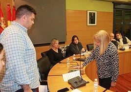 Mínguez jura el cargo en presencia del alcalde y varias ediles.