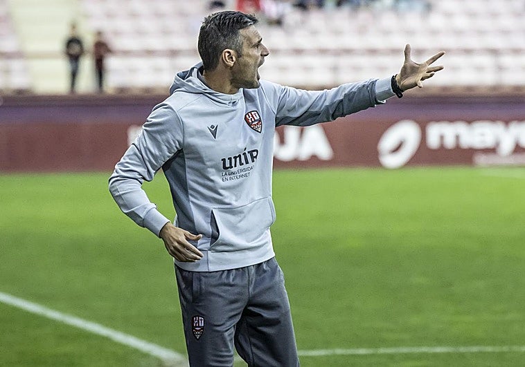 Flaño da una instrucción en un encuentro de La UD Logroñés en Las Gaunas,