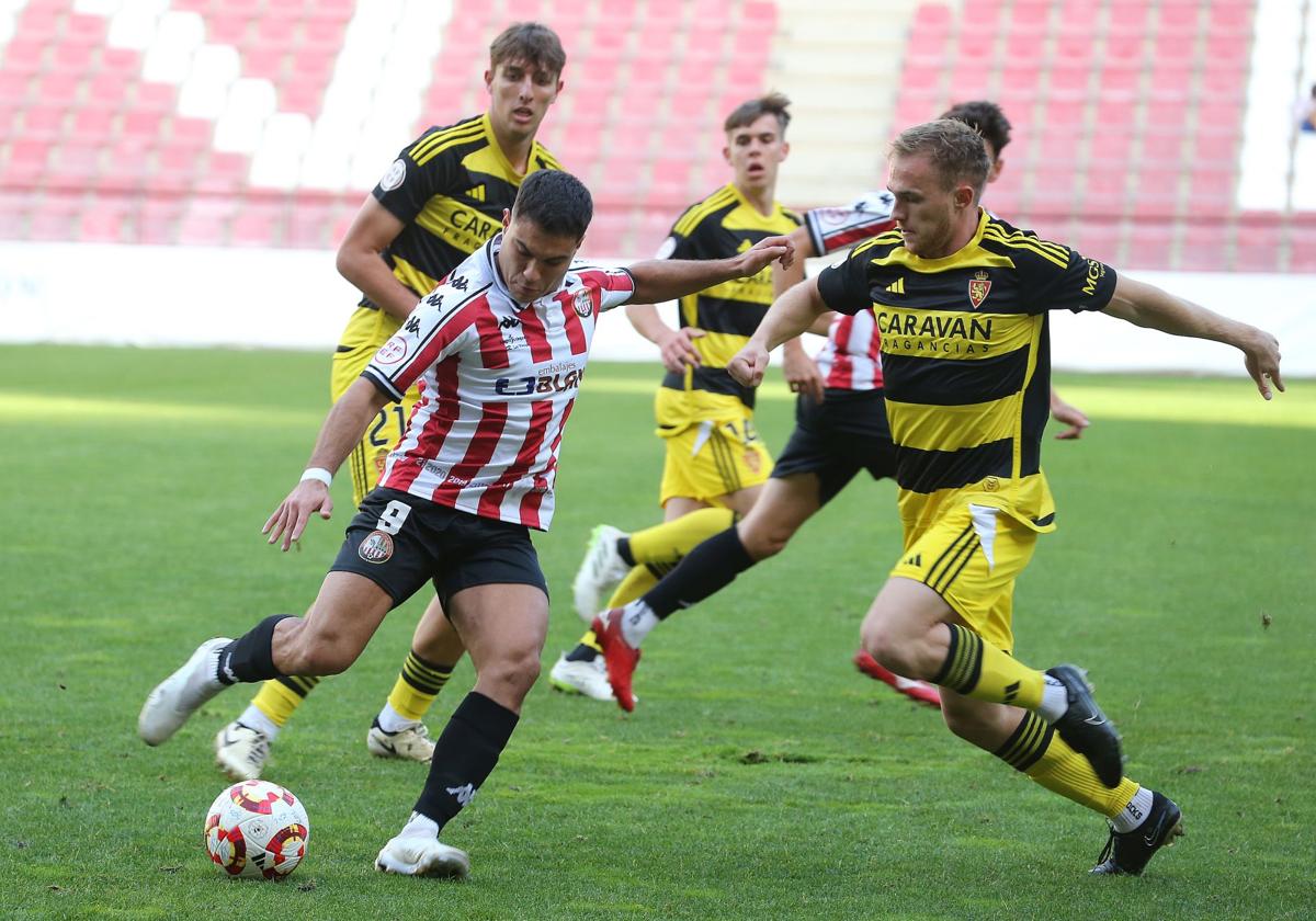 Raúl Rubio ensaya un disparo ante el Deportivo Aragón.