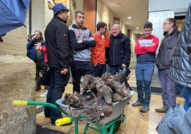 Uno de los agricultores, con unas viñas arrancadas, en la movilización prevista en la plaza del Mercado.