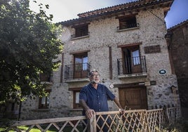 José Joaquín Sanz, presidente de la asociación riojana, junto a su casa rural.