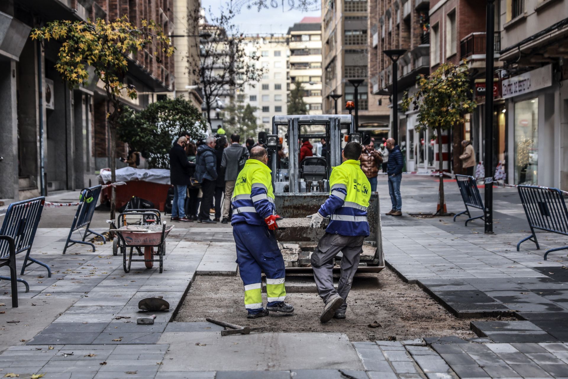 Las últimas reparaciones llevadas a cabo en las Cien Tiendas, antes de las pasadas navidades, a fin de recuperar cierta normalidad.