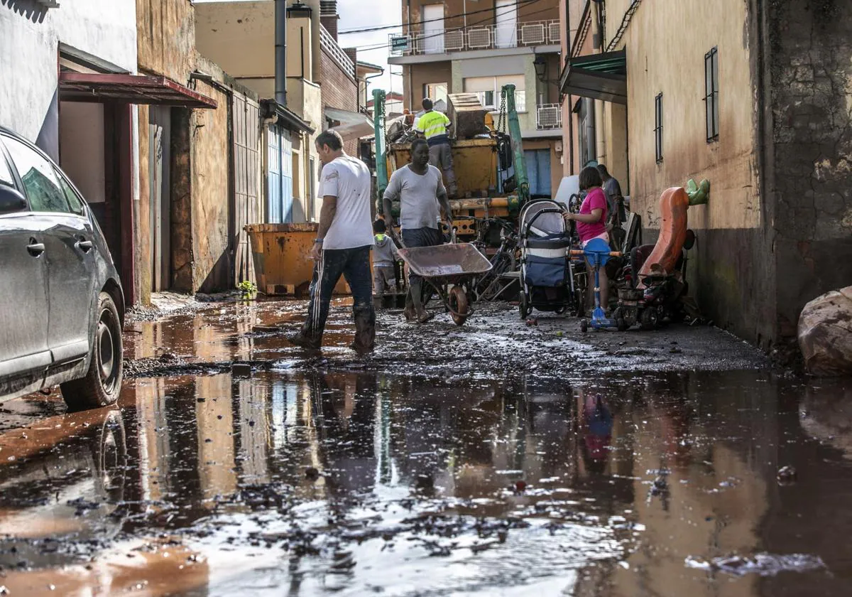 Trabajos de limpieza en Huércanos después de las inundaciones de junio de 2023.