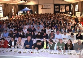 La carpa municipal de las Jornadas del Champiñón y la Seta de Autol se llenó ayer durante la cata gastromusical.