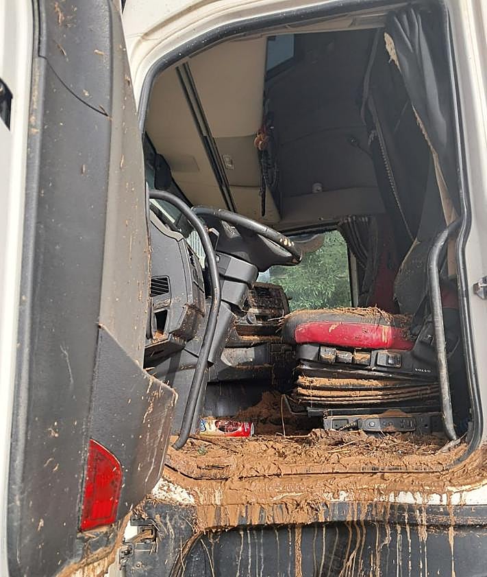 Imagen secundaria 2 - Imágenes del estado en el quedó el camión de Arturo una vez que descendió el agua en el Oliveral.