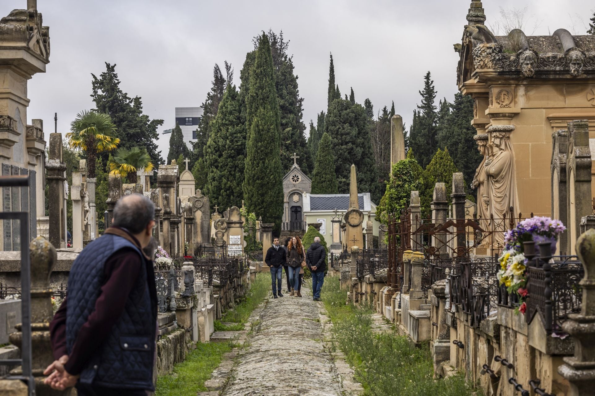 Logroño acude al cementerio a recordar a sus fallecidos