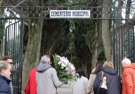 Varias personas entran con flores al cementerio de Haro