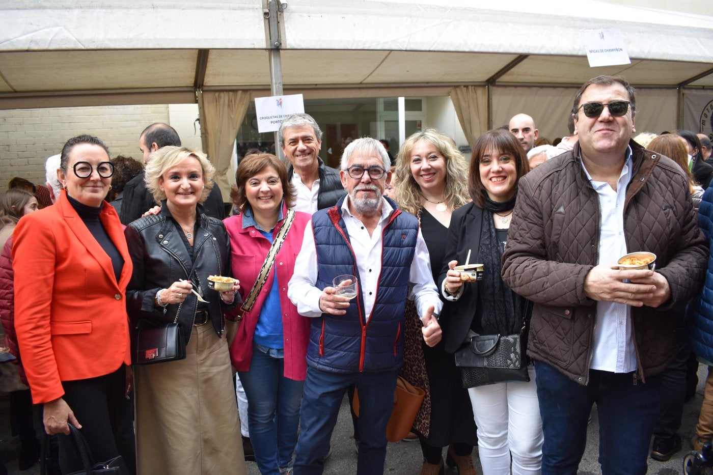 CuadrillaDegustando los pinchos de las asociaciones y colectivos ofrecidos ayer en Autol.