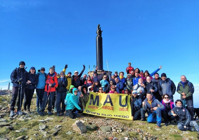 La expedición de Montañeros Amigos Unidos de la ONCE posa en la cima del monte San Lorenzo en la mañanade ayer sábado.