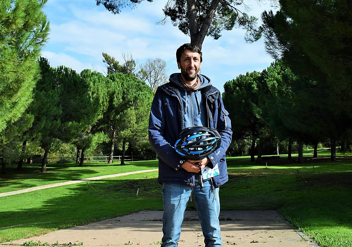 David Ijalba posa ante el centenario pino de La Ribera de Logroño, declarado Árbol Singular de La Rioja.