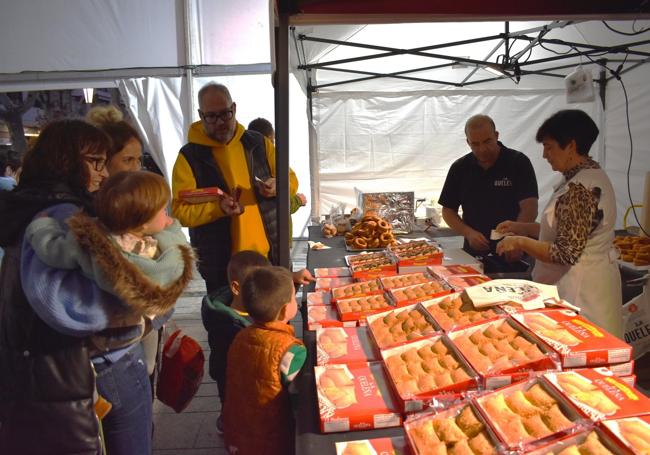 Fardelejos La Queleña en la carpa del Mercadal.