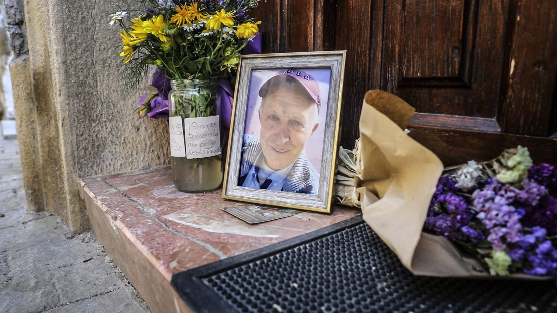 Retrato de Guillermo Castillo a las puertas de su casa.