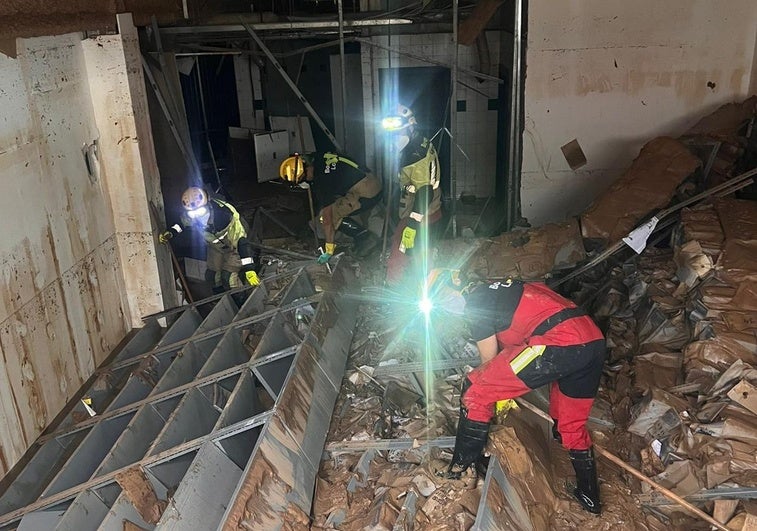 Los bomberos riojanos, en el centro comercial Bonaire.