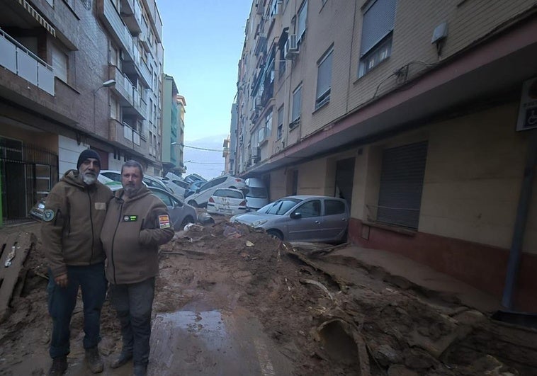 Roberto Narro y Jesús Curiel, en una calle totalmente arrasada.