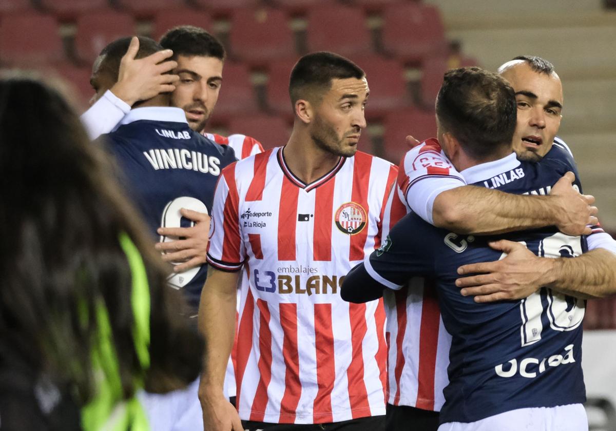 Jugadores de SD Logroñés, entre ellos Jon Madrazo, y de la UD Logroñés, se despiden al término del partido del pasado 12 de febrero del 2023.