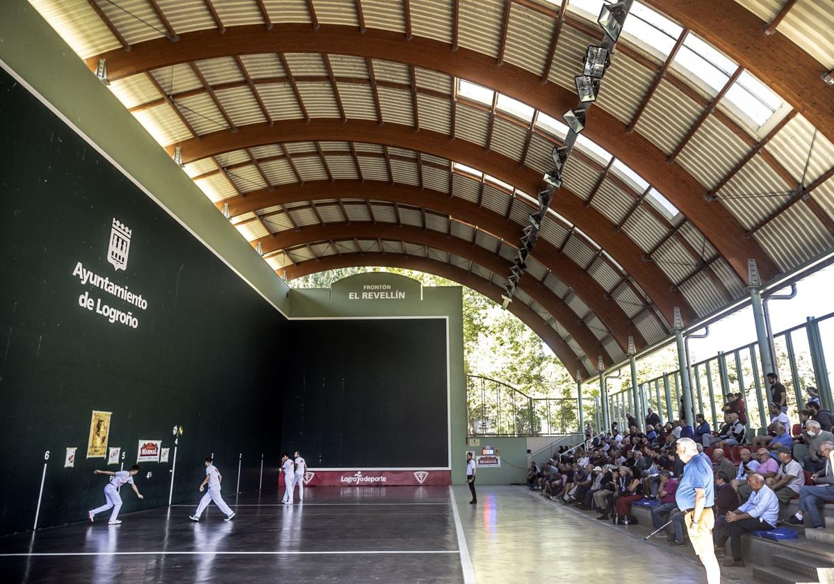 Imagen panorámica del frontón del Revellín.