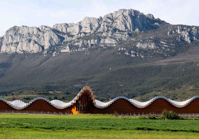 Bodegas Ysios, a los pies de la Sierra de Cantabria. en Laguardia