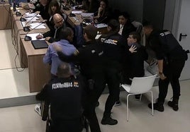 Momento en el que los acusados son separados por la Policía Nacional.