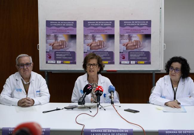 Begoña Ganuza, flanqueada por Manuel Olivares y Arancha Ruiz García, en la presentación de la iniciativa en el centro de salud Espartero.