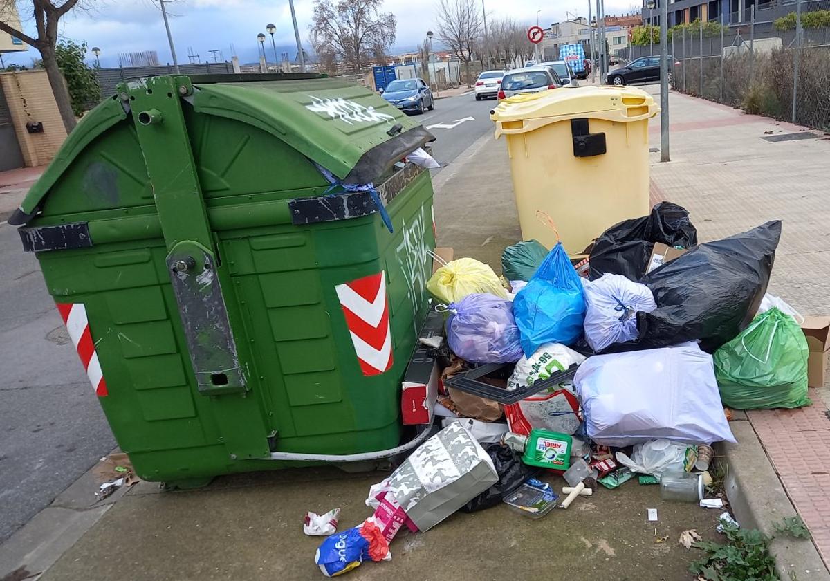 Imagen de archivo de basura esparcida fuera de un contenedor en la calle Río Molinos de Lardero.