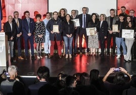 Foto de familia de los ganadores de la primera edición, junto a los organizadores y patrocinadores.