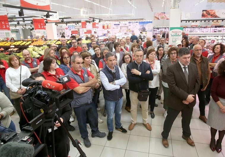 Asistentes al acto de conmemoración del 35 aniversario de Alcampo.