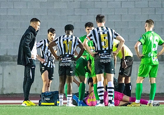 Guillamón siendo atendido durante el partido.