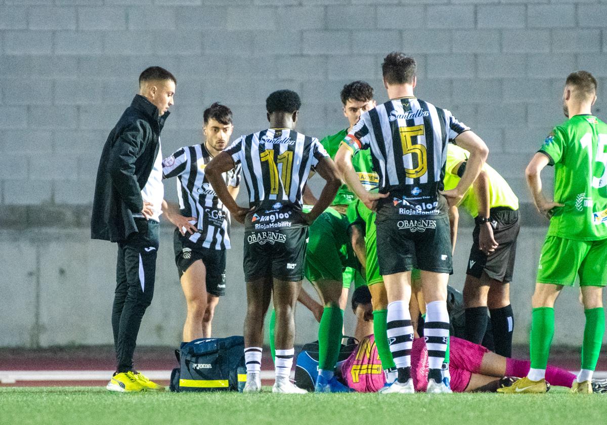 Guillamón siendo atendido durante el partido.