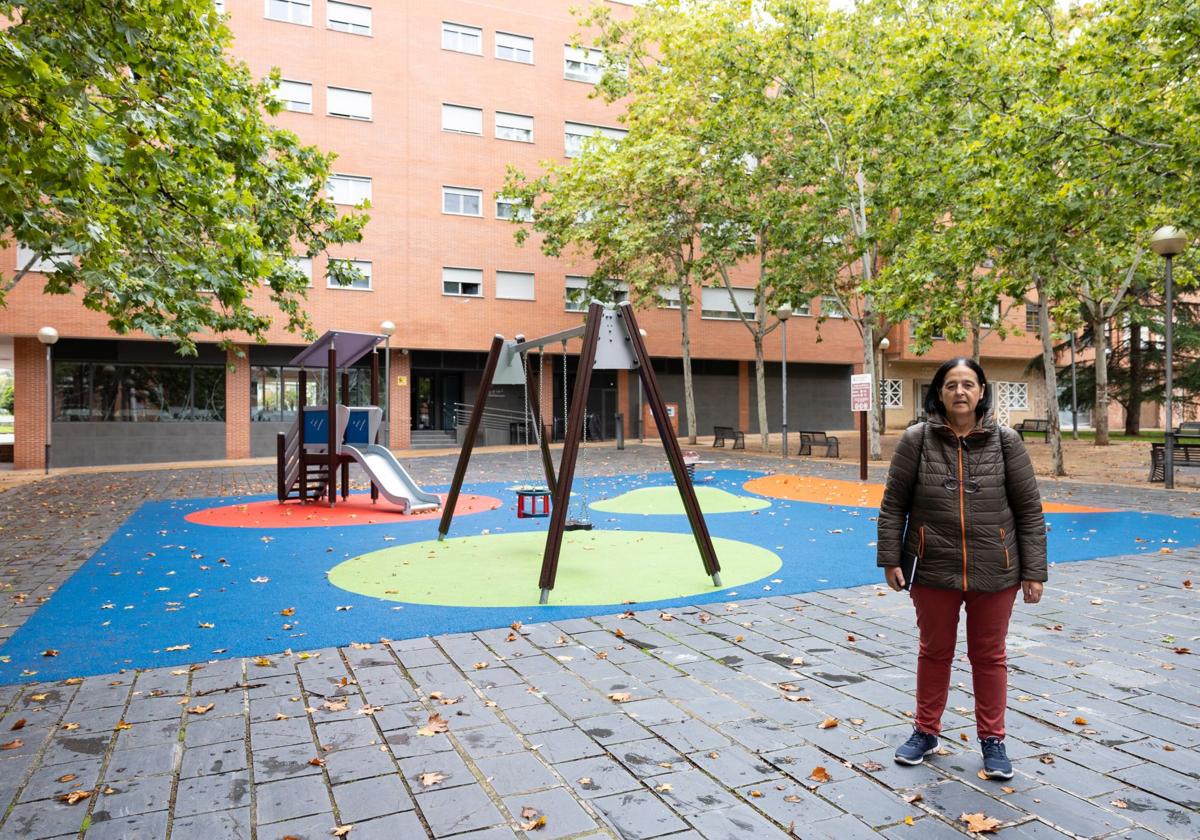 La vicepresidenta de la asociación, Amaya Gómez, en la plaza La Estrella, cuyo suelo necesita una renovación a fondo y un buen repaso de limpieza.