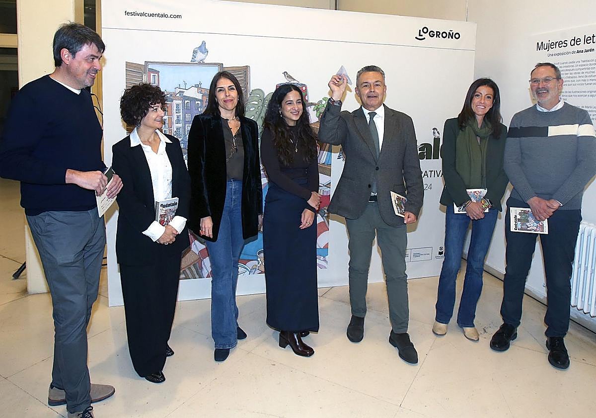 Imagen principal - La artista, el alcalde Conrado Escobar y representantes la Corporación inaugurando Cuéntalo, y detalles de la exposición.